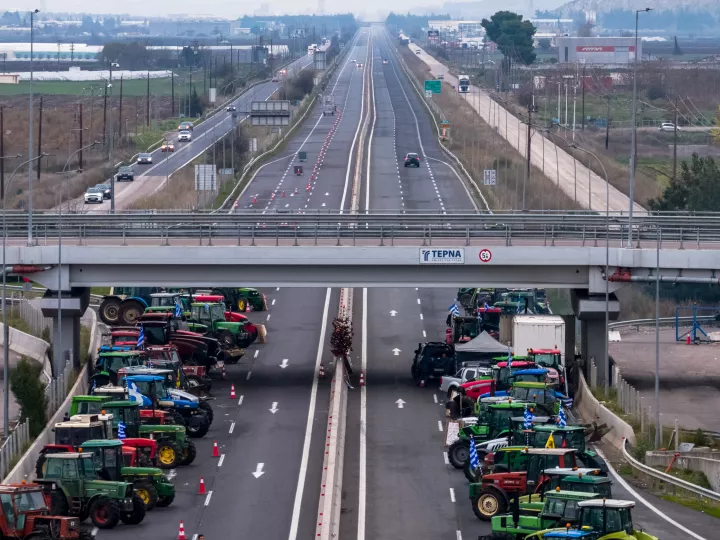 Μπλόκα αγροτών: Ημέρα αναδιάταξης για τη διέλευση των εκδρομέων