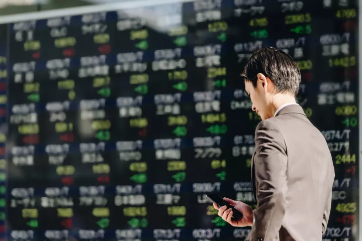 Κέρδη στις ασιατικές αγορές με το βλέμμα των επενδυτών στραμμένο στην απόφαση της Κίνας για τα επιτόκια