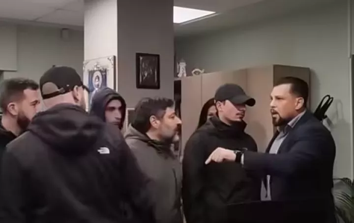 Μέλη του Ρουβίκωνα εισέβαλαν στο δημαρχείο Ηλιούπολης - «Τσαμπουκάδες και τραμπουκισμοί δεν περνάνε», λέει ο δήμαρχος (vid)