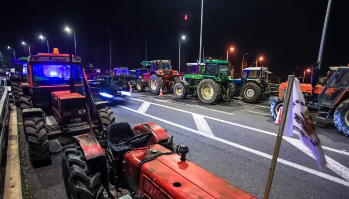 Χριστουγεννιάτικη έξοδος με μπλόκα σε όλη τη χώρα - Ουρές χιλιομέτρων σε Σχηματάρι και Ριτσώνα