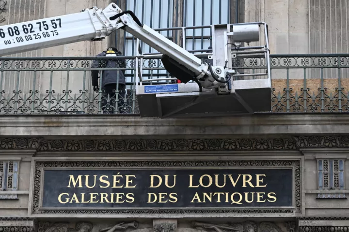 Mουσείο του Λούβρου: Κάγκελα ασφαλείας τοποθετήθηκαν στο παράθυρο της γκαλερί που κλάπησαν τα κοσμήματα