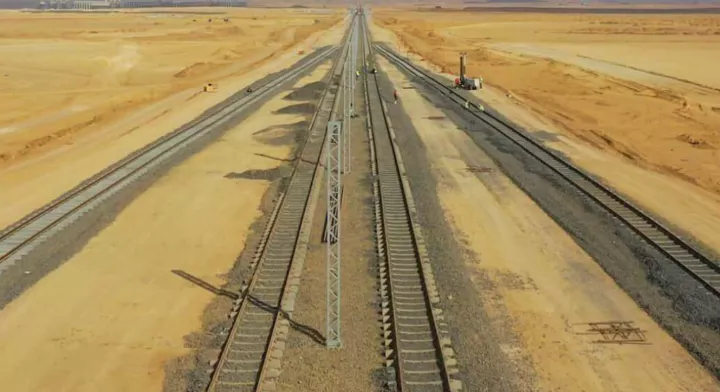 Εργάτες ξεκινούν την τοποθέτηση σιδηροτροχιών για την πρώτη υπερταχεία αμαξοστοιχεία της Αιγύπτου