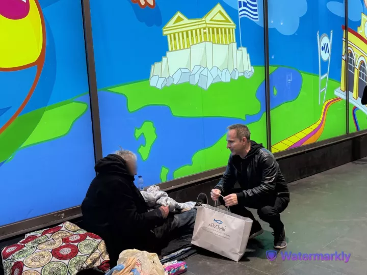 Φοιτητές ΑΕΙ με την «ΑΠΟΣΤΟΛΗ»  και  «ΝΕΟΤΗΤΑ» της Ιεράς Αρχιεπισκοπής Αθηνών μοιράζουν δέματα αγάπης σε αστέγους 