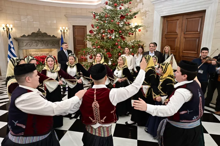 Τα χριστουγεννιάτικα κάλαντα στον Κυριάκο Μητσοτάκη - Ποιοι πήγαν στο Μέγαρο Μαξίμου (pics)