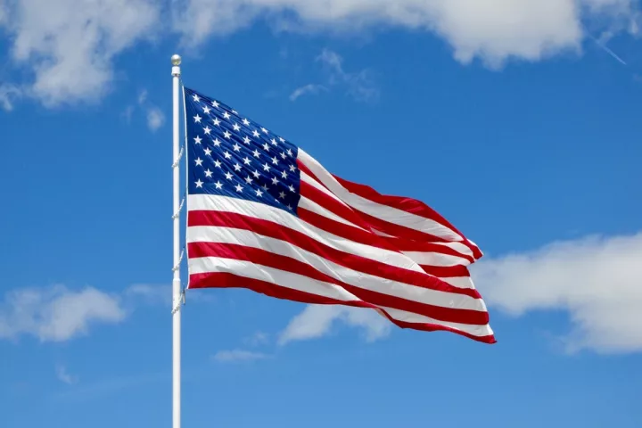 Οι Δημοκρατικοί προειδοποιούν τον Τραμπ να ανακαλέσει τις μαζικές ανακλήσεις πρέσβεων