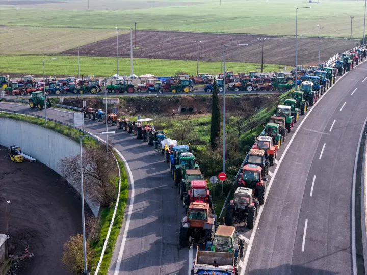 Οι αγρότες παραμένουν στο μπλόκο της Νίκαιας - Συνεχίζουν τις κινητοποιήσεις και μετά τις γιορτές
