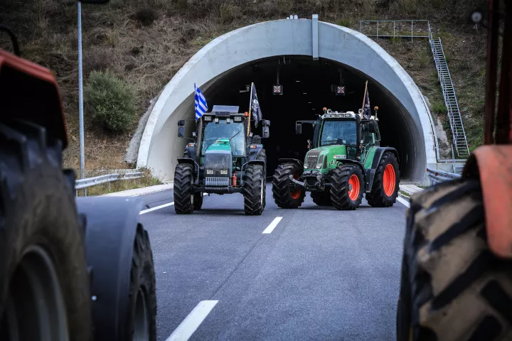 Χριστούγεννα στα μπλόκα κάνουν οι αγρότες: Παραμερίζουν τα τρακτέρ για να διευκολυνθούν οι εκδρομείς