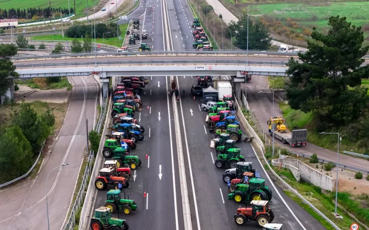 Συνεχίζονται οι κινητοποιήσεις των αγροτών - Αύριο το μεσημέρι σύσκεψη στη Νίκαια