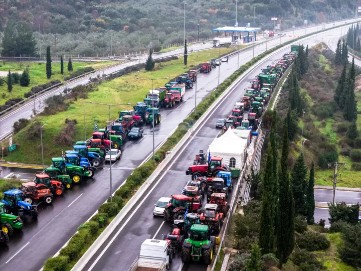 Στα μπλόκα παραμένουν οι αγρότες - Στις 12:00 κλείνει το ρεύμα προς Αθήνα στα διόδια Μαλγάρων