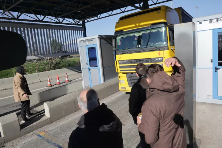 Μετ' εμποδίων η επιστροφή των εκδρομέων - Ουρές χιλιομέτρων στο Μαρτίνο από τα αγροτικά μπλόκα