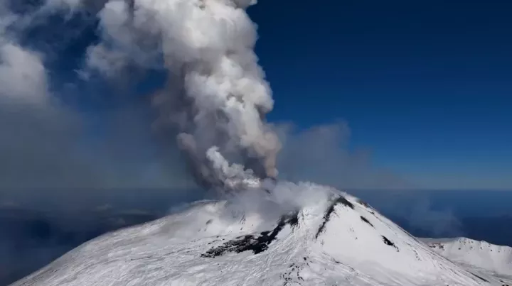 «Ξύπνησε» ξανά η χιονισμένη Αίτνα - Προειδοποίηση για προβλήματα στις πτήσεις από τους ειδικούς (vids)