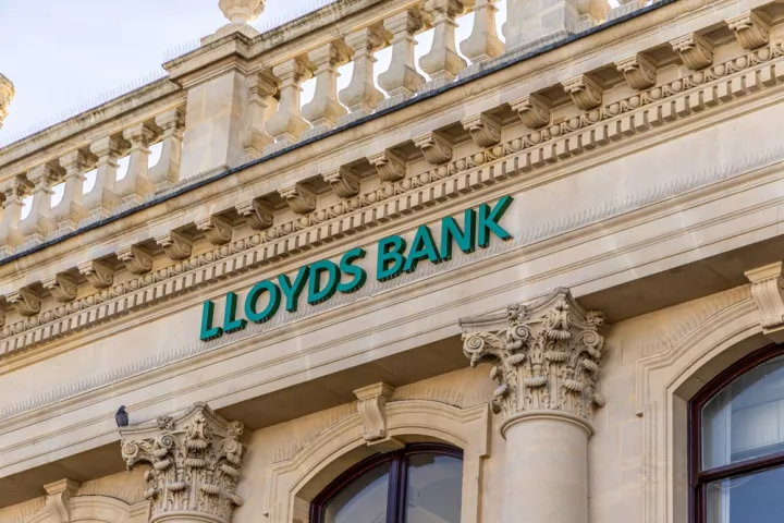 Lloyds Banking: Κλείνει οριστικά την υπηρεσία factoring τιμολογίων μέχρι το τέλος του έτους