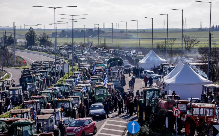 Άγριος καυγάς ανάμεσα σε αγρότες που τάσσονται υπέρ και κατά του διαλόγου - Έκλεισαν Ιόνια Οδό, Μπράλο και Νίκαια