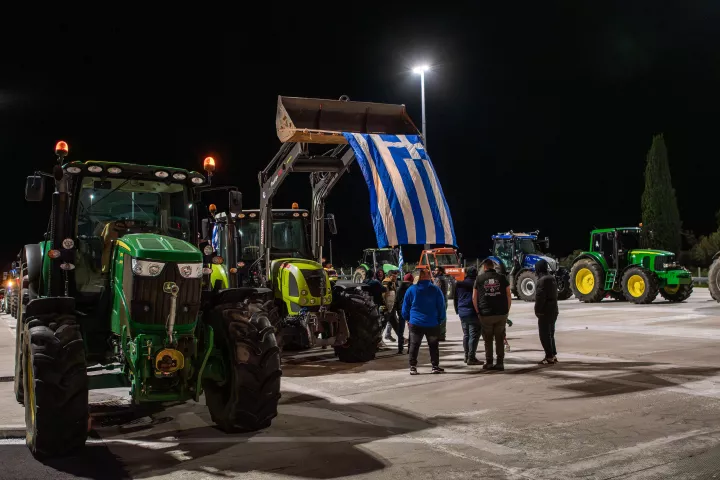Άγριος καυγάς ανάμεσα σε αγρότες που τάσσονται υπέρ και κατά του διαλόγου - Έκλεισαν Ιόνια Οδό, Μπράλο και Νίκαια