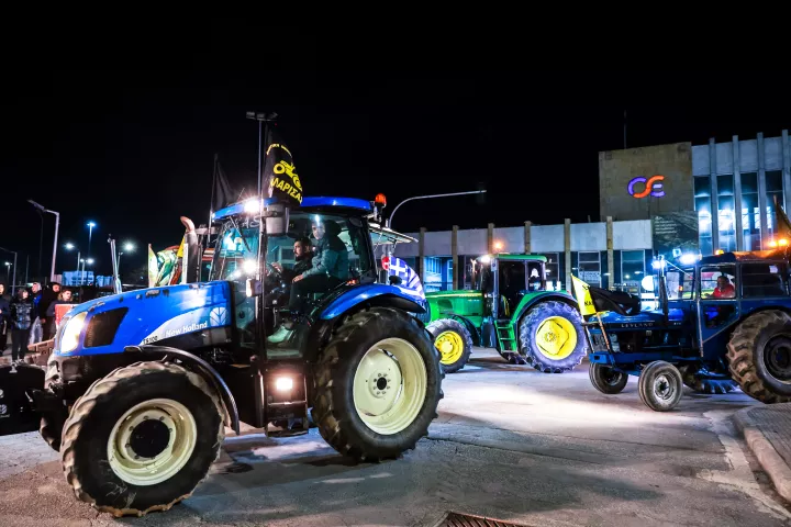 Αμετακίνητοι οι αγρότες: Κλείνουν Εθνικές Οδούς, παρακαμπτηρίους και τελωνεία - Ταλαιπωρία για τους οδηγούς