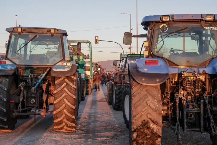 Κλιμακώνουν τη στάση τους οι αγρότες: Αποκλείουν εθνικές οδούς και παρακαμπτήριους δρόμους