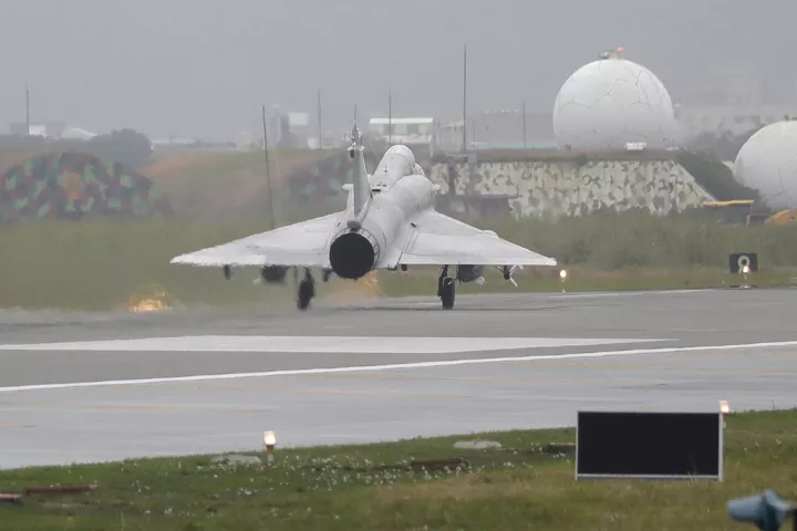 Κλιμακώνεται η ένταση: Έπεσαν συντρίμμια από κινεζικούς πυραύλους στη συνορεύουσα ζώνη της Ταϊβάν