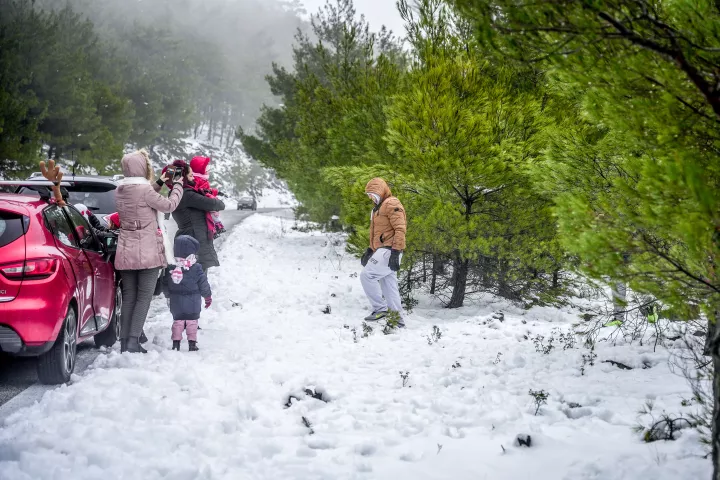 Πολικό ψύχος τις επόμενες ώρες, τι δείχνουν τα προγνωστικά - Διακοπή κυκλοφορίας στην Πάρνηθα λόγω χιονόπτωσης (vids)