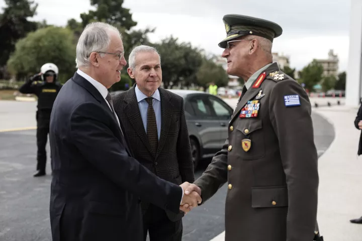 ΠτΔ: Επισκέφθηκε το ΥΠΕΘΑ και το Υπουργείο Ναυτιλίας - Αντάλλαξε ευχές με στελέχη και προσωπικό