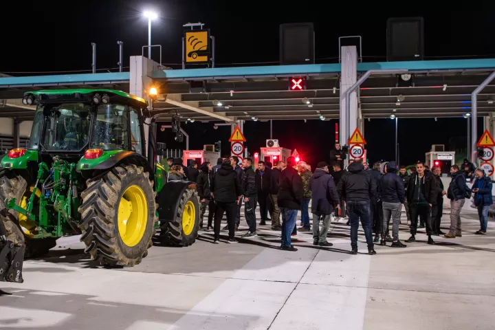 Πρωτοχρονιά δίπλα στα τρακτέρ για τους αγρότες ενόψει της πανελλαδικής σύσκεψης της Κυριακής στα Μάλγαρα