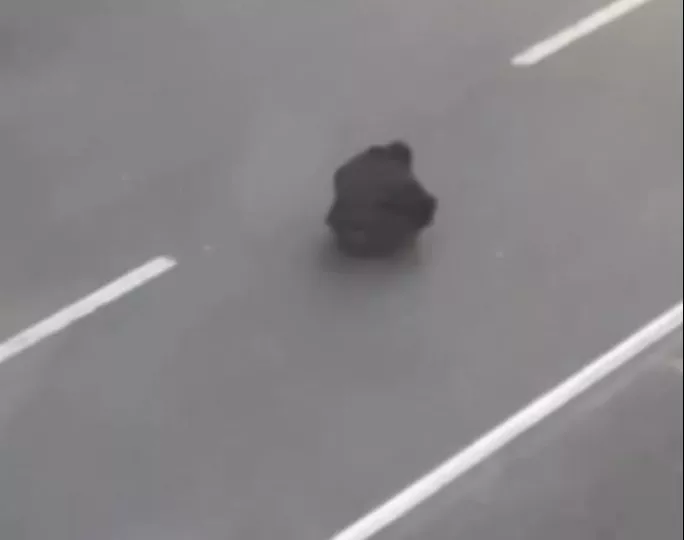 Ιράν: Μόνος απέναντι στην αστυνομία - Το περιστατικό που θύμισε Τιενανμέν (vid)