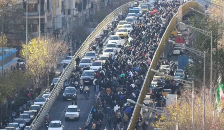 Κλιμακώνεται η ένταση στο Ιράν: Αναφορές για θανάτους, συλλήψεις και βίαιες συγκρούσεις με την αστυνομία (vids)