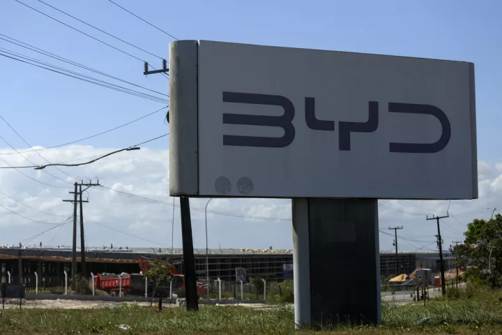 Η BYD ετοιμάζεται να εκθρονίσει την Tesla και να γίνει ο μεγαλύτερος πωλητής ηλεκτρικών οχημάτων