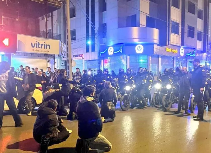 Κλιμακώνεται η κρίση στο Ιράν: Πυρά κατά διαδηλωτών, νεκροί και τραυματίες - Απειλές Αραγτσί προς ΗΠΑ (vid)