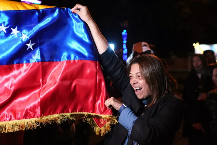 Βενεζουέλα - Σύλληψη Μαδούρο: Οι Βενεζουελάνοι της διασποράς πανηγυρίζουν αλλά η αβεβαιότητα παραμένει (pics&vids)