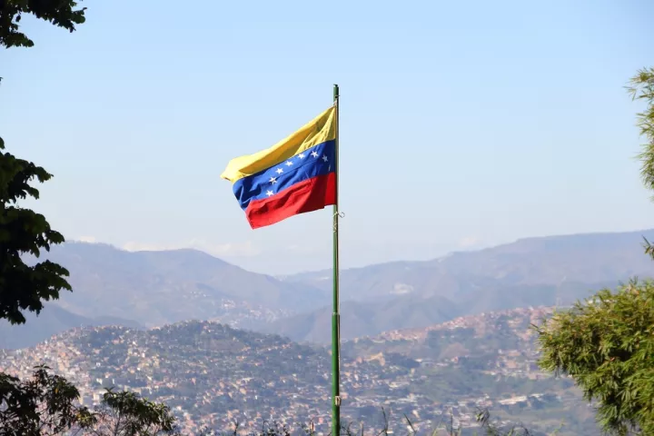 Η μάχη για την εξουσία στη Βενεζουέλα ξεκίνησε