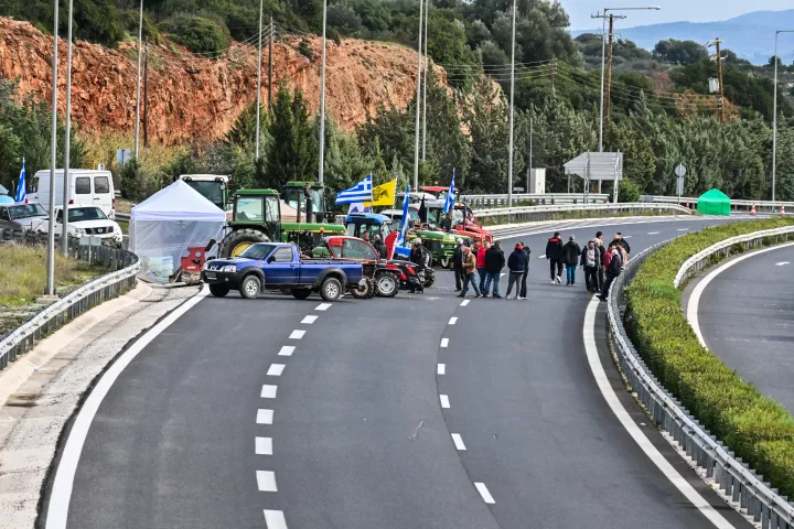 Σε αναμονή οι αγρότες για την εξειδίκευση των μέτρων - Πού βρίσκονται τα μπλόκα