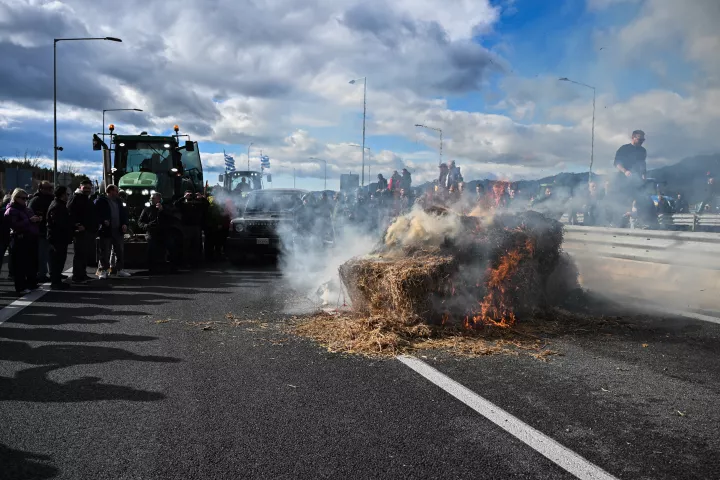 Χωρισμένη στα δύο η Ελλάδα: Κλειστά Τέμπη, Μπράλος και Κάστρο Βοιωτίας - Μπλόκα σε εθνικές, παραδρόμους και τελωνεία (pics)