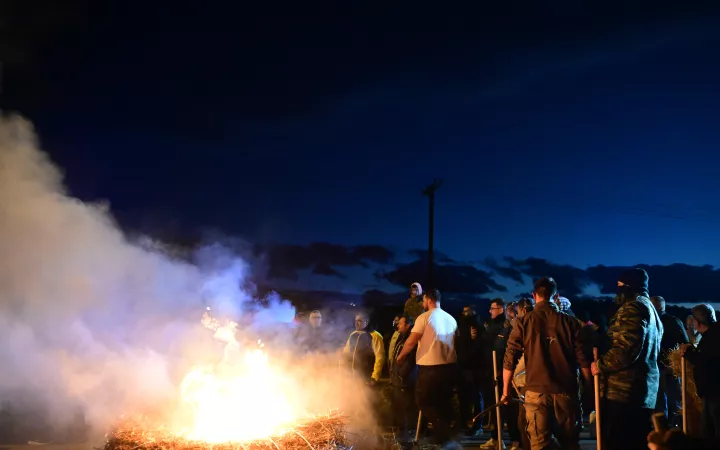Ένταση μεταξύ αγροτών και αστυνομίας στο μπλόκο της Θήβας – Έβαλαν φωτιά σε άχυρα (pics)