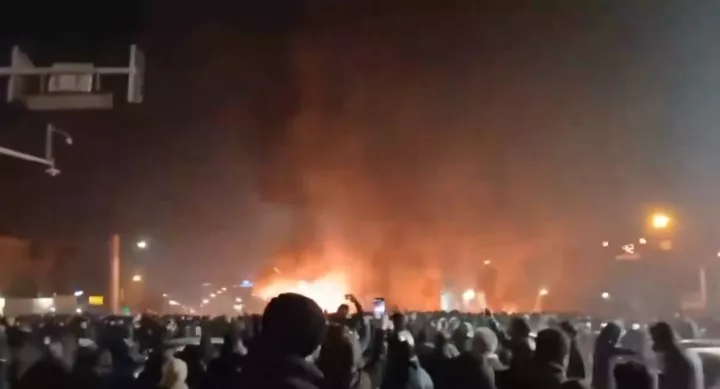 «Βαθαίνει» το χάος στο Ιράν: Νεκροί και τραυματίες, στις φλόγες κυβερνητικά κτίρια - Αυστηρό μήνυμα Τραμπ κατά της Τεχεράνης