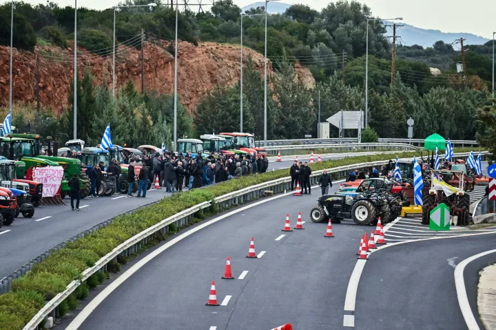 Σε τροχιά αποκλιμάκωσης τα αγροτικά μπλόκα ενόψει της συνάντησης στο Μαξίμου - Πού συνεχίζονται οι αποκλεισμοί, ποιοι δρόμοι ανοίγουν