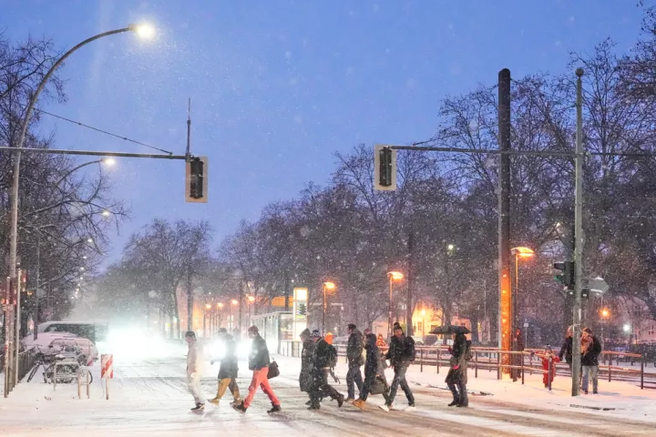 Χωρίς τρένα και κλειστά σχολεία η βόρεια Γερμανία