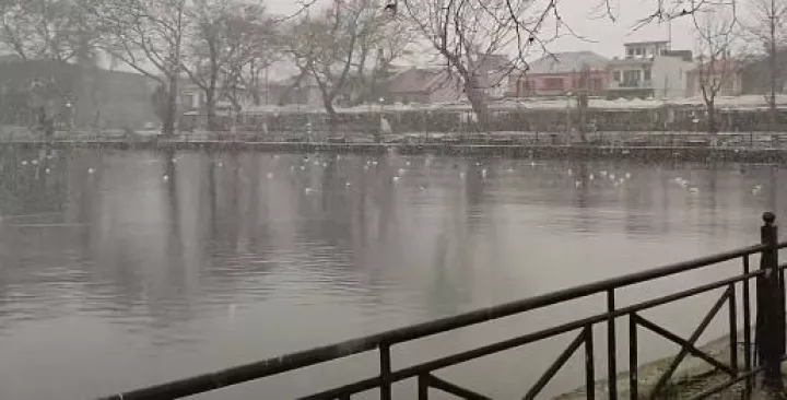 Στα λευκά τα Γιάννενα και η Άρτα: Χιόνια και παγετός από τα ξημερώματα της Παρασκευής