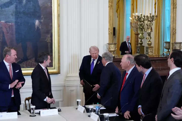 ΗΠΑ: Ο Τραμπ πιέζει πετρελαϊκούς κολοσσούς να επιστρέψουν στη Βενεζουέλα