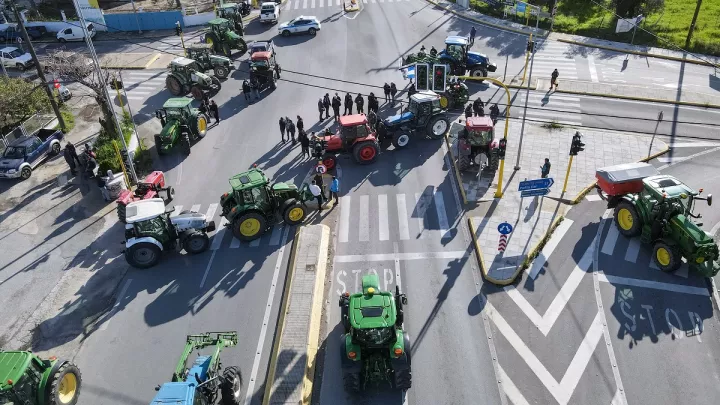 Αγροτικά μπλόκα: Η προσοχή στη διάσκεψη της Νίκαιας, πριν τη συνάντηση με τον Κυρ. Μητσοτάκη - Τα προβλήματα στους δρόμους