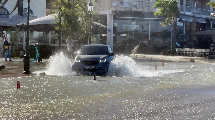 Σαρώνει η κακοκαιρία: Δρόμοι-ποτάμια και πτώσεις δέντρων σε πολλές περιοχές - 103 κλήσεις στην Πυροσβεστική