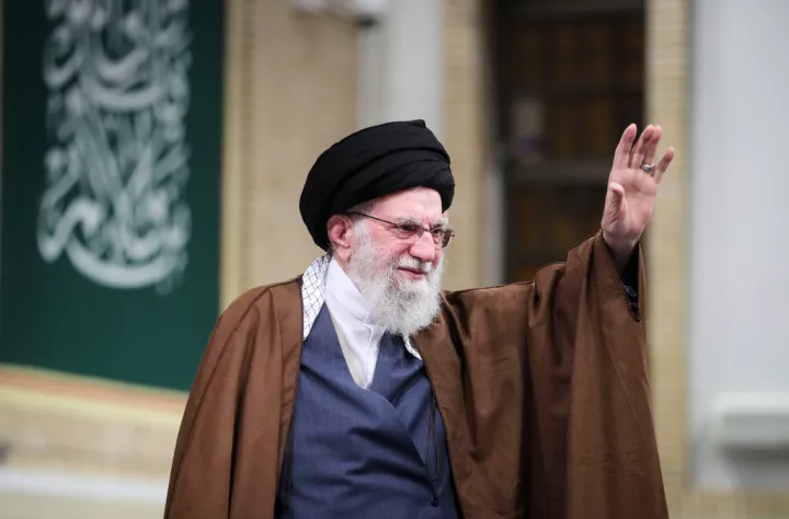 Αναφορές για φυγάδευση του Χαμενεΐ σε κρυψώνα στην έρημο του Ταμπάς από τους Φρουρούς της Επανάστασης