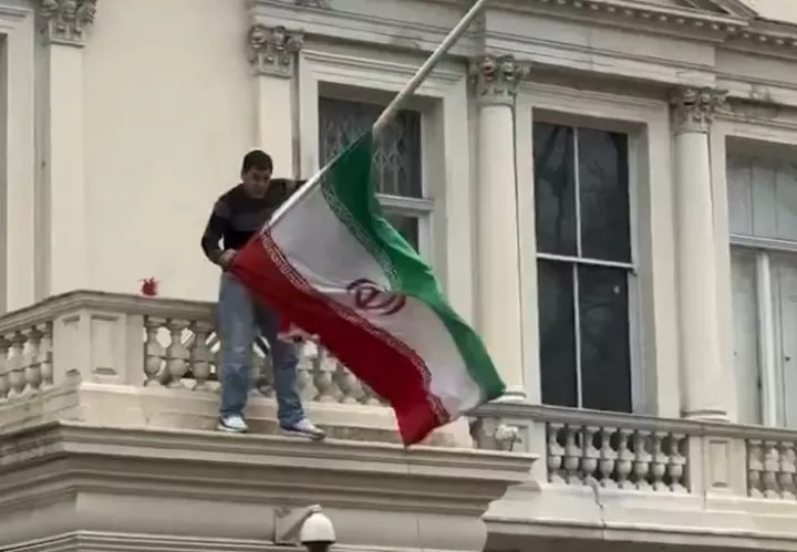 Διαδηλωτής κατέβασε τη σημαία του ιρανικού καθεστώτος από την πρεσβεία του Λονδίνου (vid)