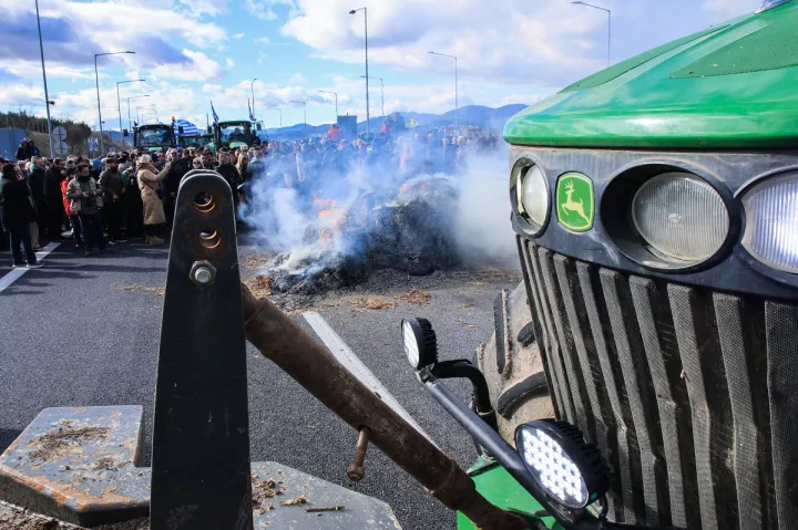 Το «διπλό» μέτωπο των αγροτών ενόψει της συνάντησης με τον Κυρ. Μητσοτάκη - Η εικόνα από τα μπλόκα