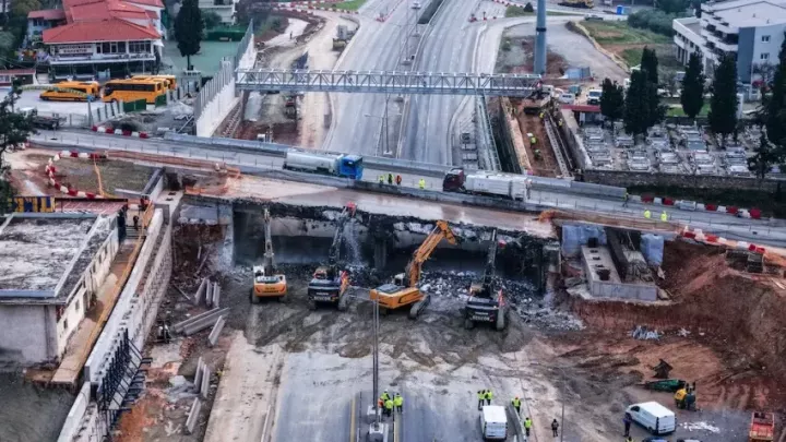 Flyover: Δίνεται νωρίτερα σε κυκλοφορία η Περιφερειακή Οδός μετά την κατεδάφιση της γέφυρας Πανοράματος
