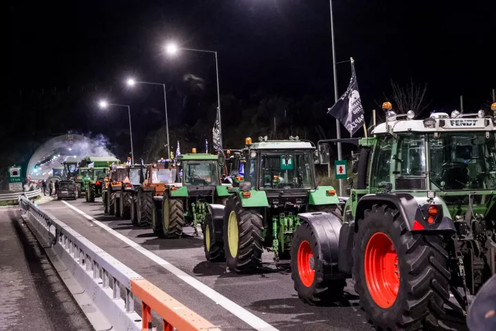 Αγροτικό θέατρο σκιών με όμηρο την κοινωνία