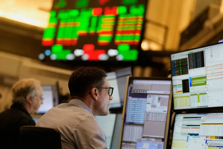 Η ποινική έρευνα κατά Πάουελ φέρνει ράλι σε χρυσό, ασήμι και μεικτά πρόσημα στη Wall Street