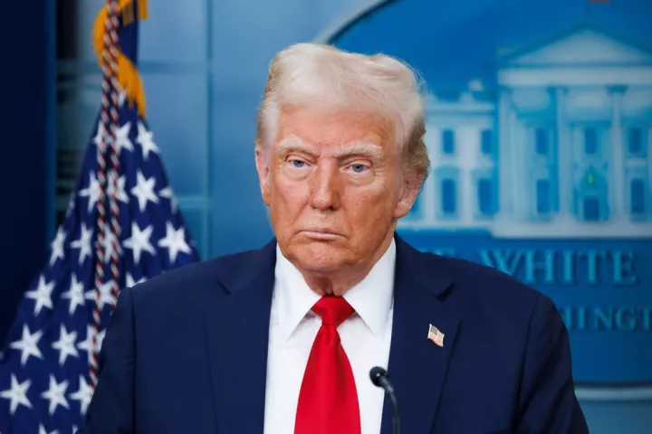 CBS: Ο Τραμπ ενημερώθηκε για στρατιωτικές και μυστικές επιχειρήσεις στο Ιράν - Εξετάζει πλήγματα με πυραύλους