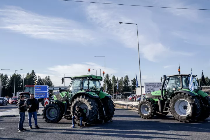 Κλιμακώνουν οι αγρότες: Παραμένουν στους δρόμους τα τρακτέρ - Έκλεισε επ’ αόριστον ο Προμαχώνας