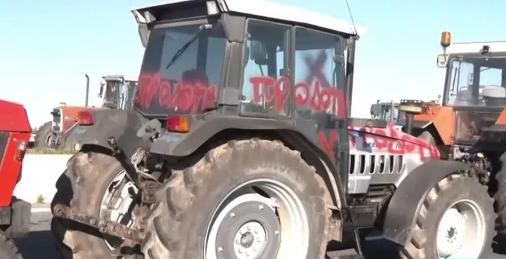 Βανδάλισαν τρακτέρ αγροτών που συμμετείχαν στη συνάντηση με τον πρωθυπουργό (pics)