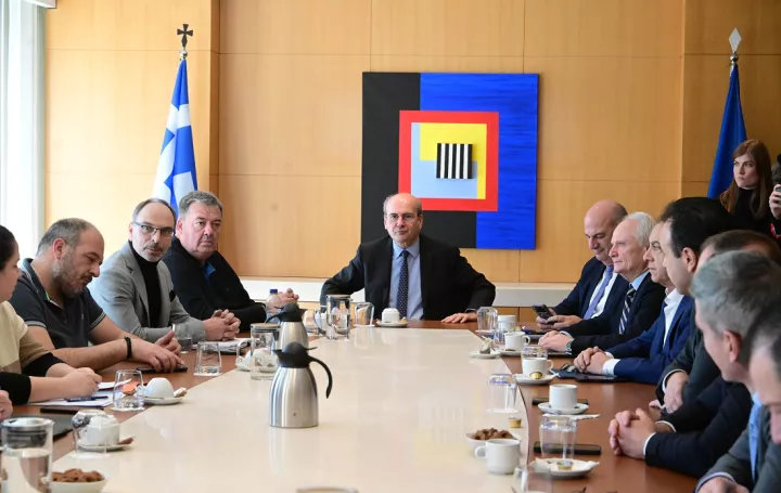 Κ. Χατζηδάκης: Ξεκίνησε η συνάντηση με τους αντιπροσώπους των 14 μπλόκων